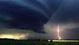 סופת טורנדו עם ברק ברקע. בחוג חוקרים סופות רעמים והסיכונים שלהם
