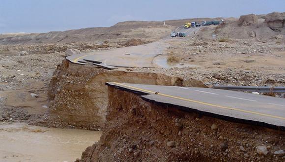 כביש נהרס על ידי שיטפון